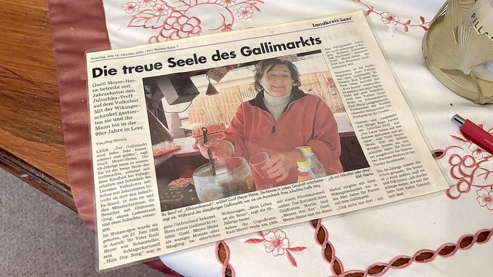Gustl Meyer-Heine hat sämtliche Zeitungsberichte über sich aufbewahrt – und sogar laminiert. Foto: Pia Pentzlin