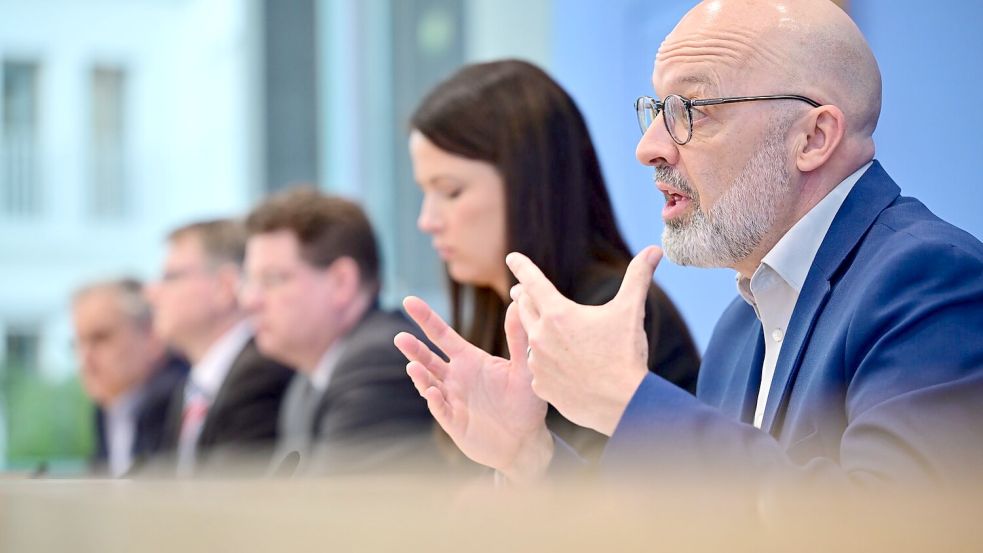 Die Institute sehen große Unsicherheiten. Foto: Sebastian Christoph Gollnow/dpa