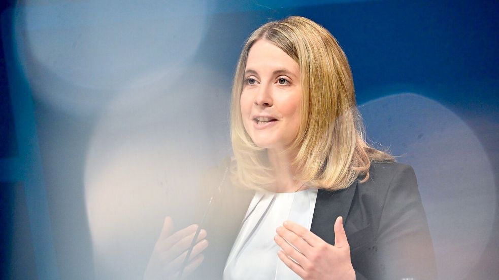 Gleichzeitig gegen Leerstand und Wohnungsnot: Bauministerin Verena Hubertz legt ein neues Förderprogramm auf. (Archivbild) Foto: Sebastian Christoph Gollnow/dpa