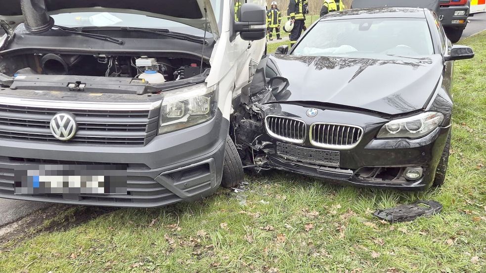 Ein schwarzer BMW und ein heller VW-Transporter stießen in Idafehn zusammen. Fotos: Sascha Block/Feuerwehr
