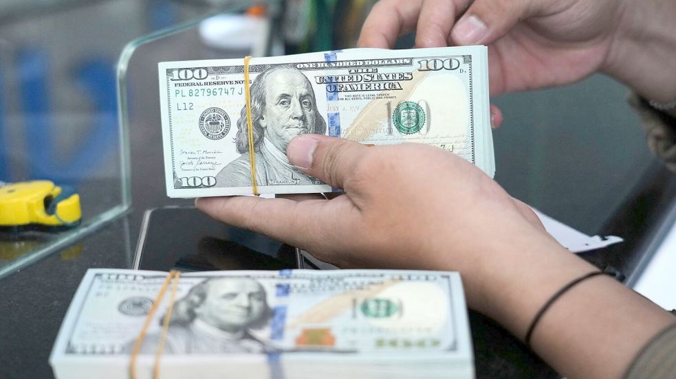 Jugendliche haben in der russischen Hauptstadt Moskau eine Damenhandtasche mit 88.000 Dollar Bargeld gefunden. (Symbolbild) Foto: Tatan Syuflana/AP/dpa