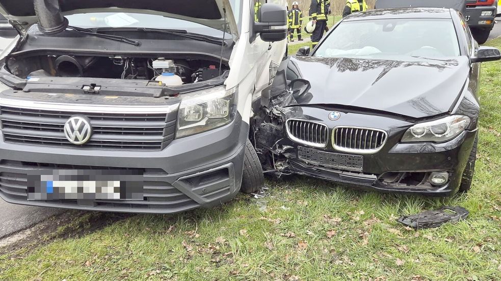Ein schwarzer BMW und ein heller VW-Kleintransporter stießen in Idafehn zusammen. Fotos: Sascha Block/Feuerwehr