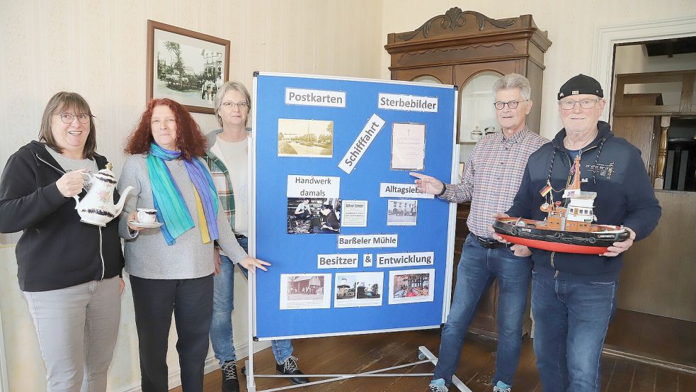 Bereiten die Fotoausstellung vor und freuen sich auf hoffentlich viele Besucher: Vorstand und Organisationsteam des Bürger- und Heimatvereins Barßel (von links) Conny Böhmer, Erika Pohlmann, Brigitte Hanneken, Otto Elsen, Georg Hoffbuhr. Foto: Hans Passmann