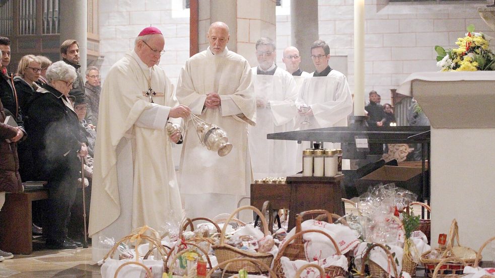 Viele katholische Gemeinden segnen am Ostersonntag Lebensmittel wie Fleisch und Eier. Foto: IMAGO/epd-bild/Annette Zoepf