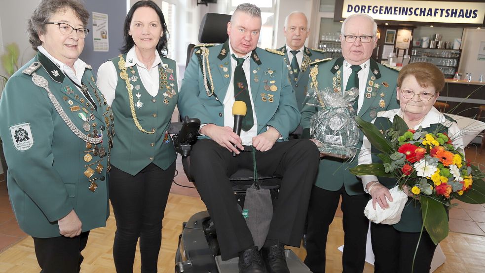 Für seine 25-jährige Tätigkeit als Vizepräsident des Schützenkreises Alter Amtsbezirk Friesoythe wurde Horst Winkelmann (2. von rechts) in einer Feierstunde durch den Vorstand (von links) Maria Eilers, Anja Gröneweg, Olaf Eilers und Heinz Felgenhauer geehrt und verabschiedet. Für Winkelmanns Ehefrau Hannelore gab es einen Blumenstrauß. Bild: Hans Passmann