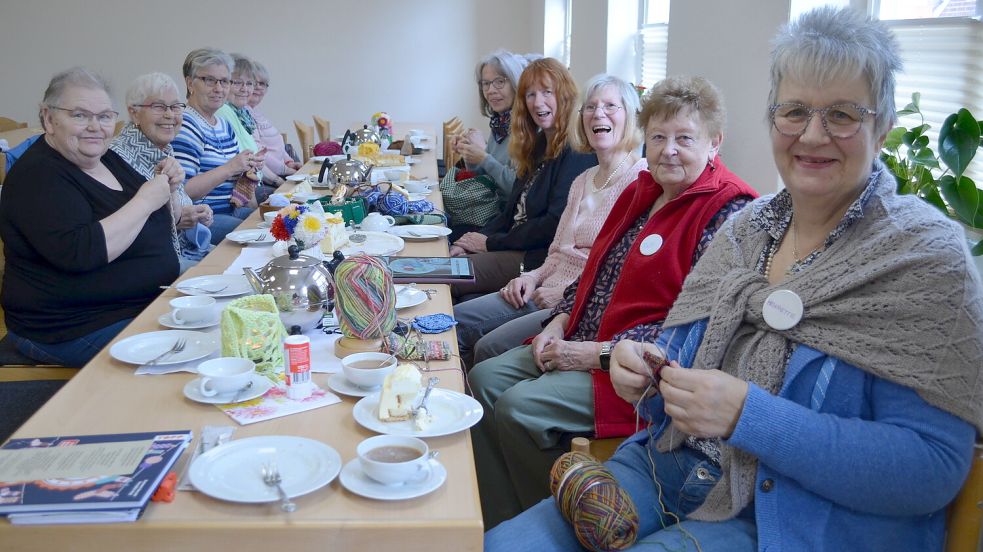 Die Strick-Gruppe "Zeit nutzen" trifft sich jeden dritten Donnerstag im Monat ab 15.30 Uhr im Gemeindehaus in Rhaude neben der Kirche, um gemeinsam zu handarbeiten. Foto: Astrid Fertig