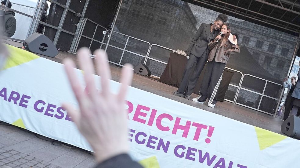 Die in Osnabrück aufgewachsene Sanata Doumbia-Milkereit (links) stand Ende März an der Seite von Collien Fernandes. Sie moderierte die Demo gegen Gewalt an Frauen in Hamburg. Foto: Marcus Brandt/dpa