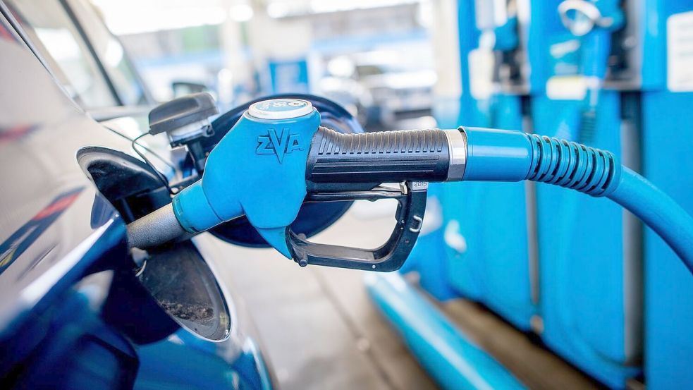 Die neue Spritpreisregelung soll Autofahrern Entlastung bringen. Wie entwickeln sich die Preise an den Tankstellen in Osnabrück? Foto: dpa/Hauke-Christian Dittrich