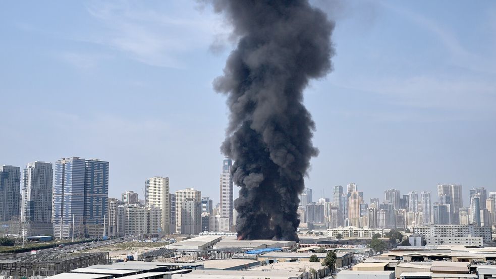 Über 2000 Drohnen und Raketen hat Iran bisher auf die Vereinigten Arabischen Emirate abgeschossen. Auch die Metropole Dubai ist ein Ziel der Angriffe. Foto: picture alliance/dpa/AP