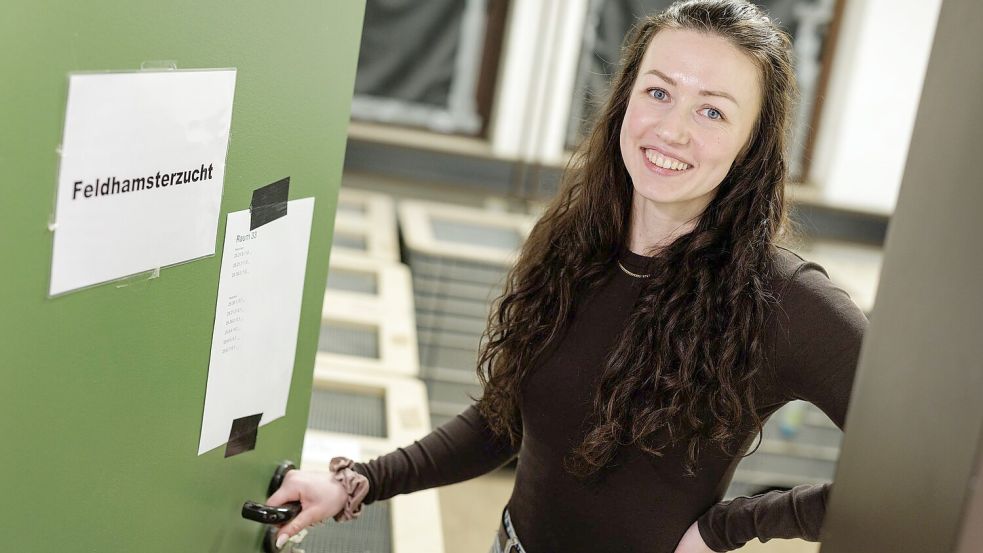 Projektleiterin Anika Hirz achtet bei den Verpaarungen von Feldhamstern auf die genetische Vielfalt. Foto: David Ebener