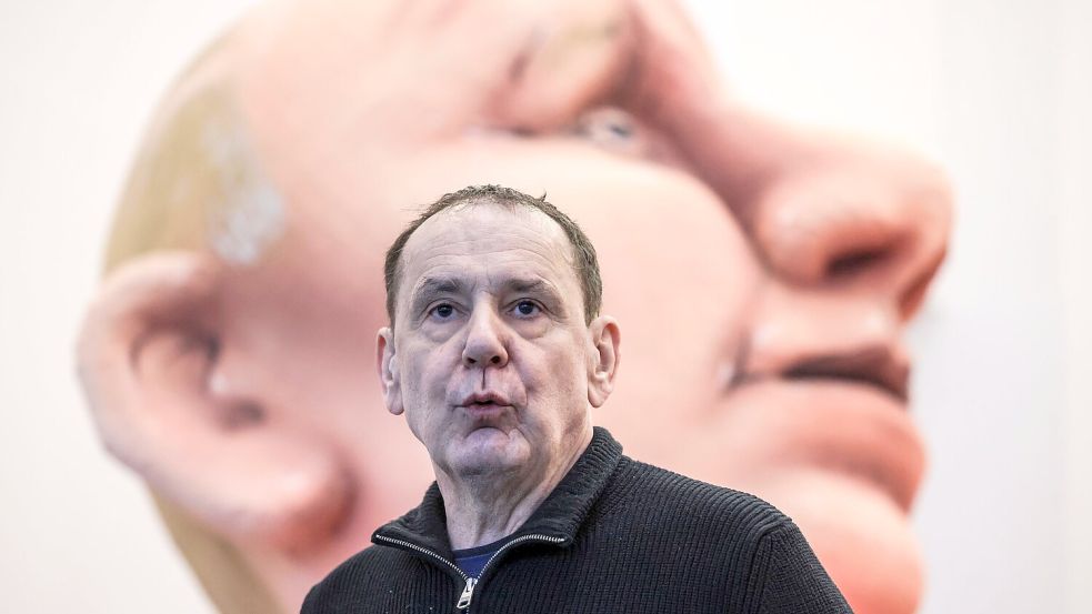 Jacques Tilly vor einer Putin-Figur. (Archivbild) Foto: Oliver Berg