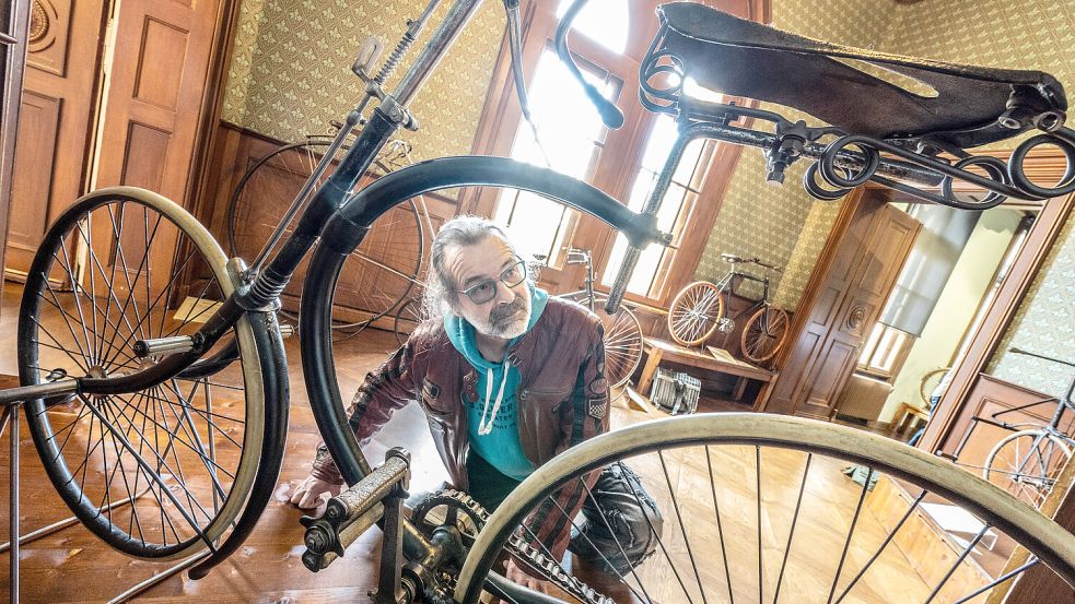 Das Streben nach Perfektion in Material, Konstruktion und Ästhetik, wie hier beim Sicherheitsniederrad „Hirondelle Superbe“ aus Frankreich, steht bei der Sonderausstellung „Feine Fahrräder – formvollendet & fantastisch“ im Schloss Evenburg in Leer im Vordergrund. Foto: Klaus Ortgies.