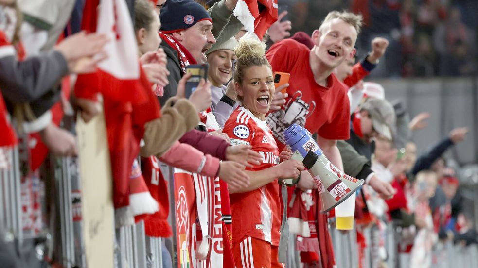 Unter Fans: Linda Dallmann bei den Anhängern des FC Bayern. Foto: Karl-Josef Hildenbrand