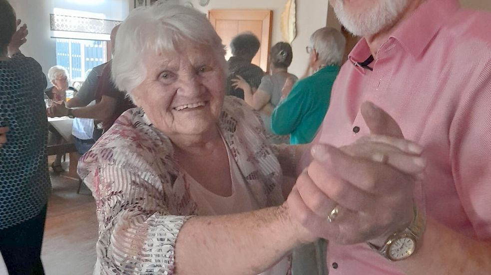 Johanna Beyer tanzt auch im hohen Alter von 102 Jahren noch leidenschaftlich gerne mit bei der Tanzgemeinschaft Rhauderfehn. Diese trifft sich alle 14 Tage im Landgasthaus Gossling in Ihrenerfeld. Foto: privat