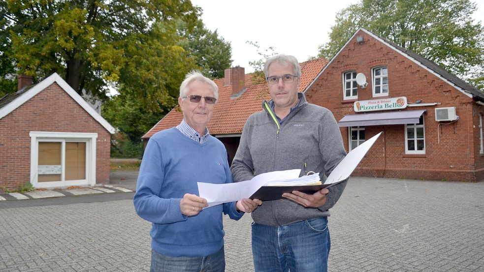 Bernhard (links) und Uwe Tellkamp hatten ihre Pläne für das 4000 Quadratmeter große Areal an der Ecke Königstraße/Papenburg Straße im September 2019 vorgestellt. Jetzt ist das Projekt mit mehreren Neubauten abgeschlossen. Foto: Archiv
