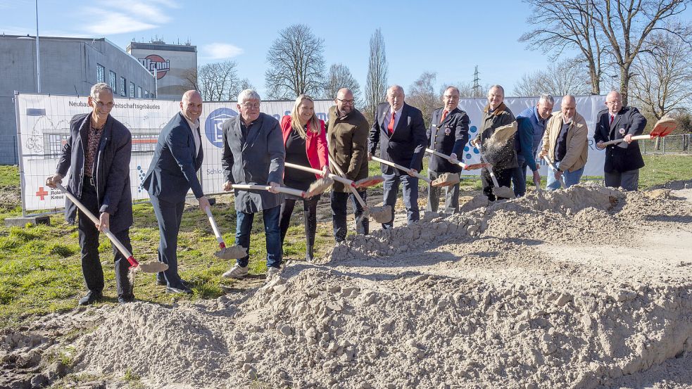 Symbolischer Spatenstich (von links): Dieter Schütte (Landkreis Cloppenburg), Daniel Plate (Landkreis Cloppenburg), Dr. Franz Stuke (stellvertretender Bürgermeister Cloppenburg), Anne Tapken (Erste Kreisrätin), Johann Wimberg (Landrat), Bernhard Möller (Vorsitzender DRK-Kreisverband Cloppenburg), Rainer Burmann (DRK-Kreisbereitschaftsleiter), Andreas Ortmann (Architekturbüro Ortmann & Möller), Theo Sandmann (Bauunternehmer), Jann-Aike Diekmann (DRK-Kreisgeschäftsführer), Jörg Schulze (Bereitschaftsleiter DRK-Bereitschaft Cloppenburg). Foto: DRK