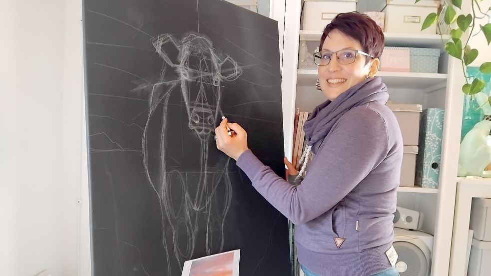 Als freischaffende Künstlerin malt Karolin Breitgraf gerne Kühe, Landschaften und Leuchttürme. Foto: Clarissa Scherzer