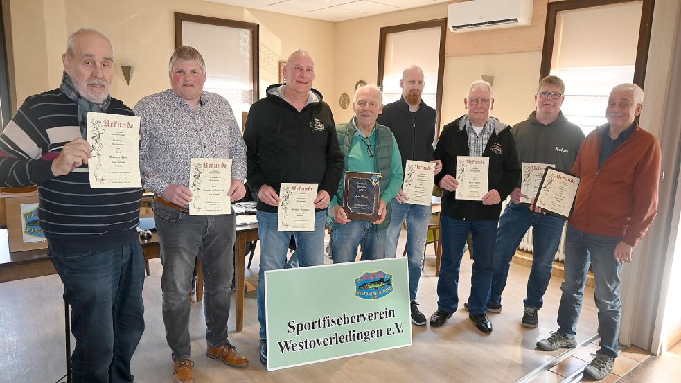 Auf der Jahreshauptversammlung des Sportfischerverein Westoverledingen standen zahlreiche Ehrungen für langjährige Mitgliedschaft, langjährige Vorstandsarbeit und Ehrung als Sportfischer des Jahres an. Das Foto zeigt (von links) Dietmar Jobs (25 Jahre Mitgliedschaft), Sascha Hülsebusch (25 Jahre Mitgliedschaft), Berthold Poelmann (40 Jahre Mitgliedschaft), Heinz Haase (Sportfischer des Jahres), Benjamin Platt (10 Jahre Vorstandsarbeit), Harm Harders (35 Jahre Vorstandsarbeit), Holger Bürjes (15 Jahre Vorstandsarbeit) und Otto Harms (50 Jahre Mitgliedschaft). Foto: Holger Weers