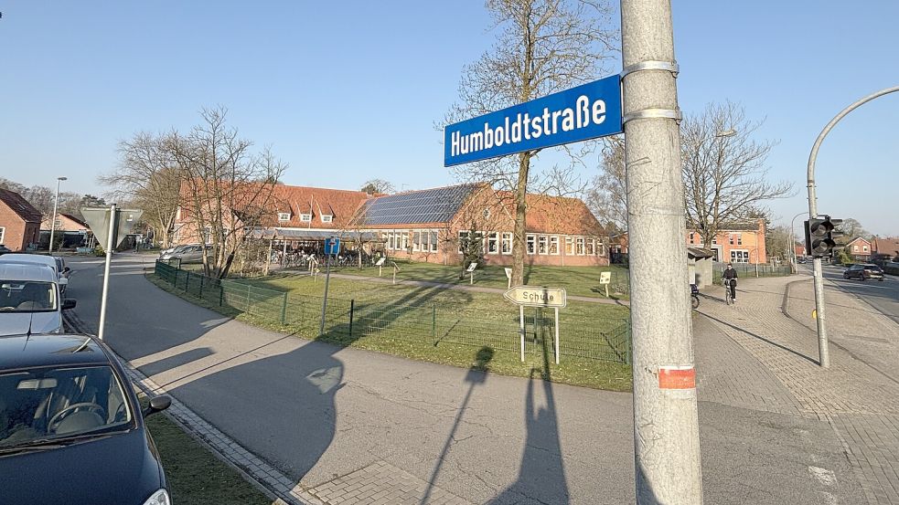 Die Verkehrssituation an der Humboldstraße bei der Ihrhover Grundschule soll entschärft werden. In der Sitzung des Tiefbauausschusses wurde kritisiert, dass auch der Seitenraum (im Foto links) häufig als erweiterte Parkfläche genutzt wird, wodurch der öffentliche Grünstreifen beschädigt wird. Foto: Carsten Ammermann