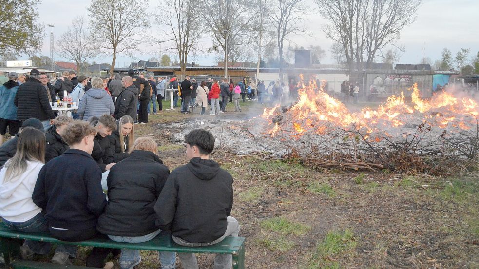 Ein traditioneller Höhepunkt zu Ostern: Das Osterfeuer bringt Menschen aus der Region an einem Ort zusammen – so wie auf diesem Bild aus dem vergangenen Jahr beim Sportplatz in Ostrhauderfehn. Archivfoto: Holger Weers