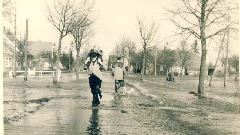 Die Völlener Dorfstraße war 1962 unter Wasser. Foto: Archiv