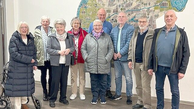 Das Foto zeigt (von links) Christa Ruhoff, Brundine Klaasen, Julika Pruin, Henriette Venenga, Gretchen Rhoden, Otto Klüver, Harald Meyer, Hermann Venenga und Manfred Wessels. Foto: Privat