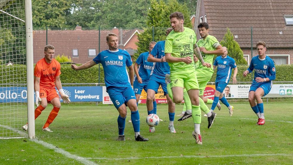 Am ersten Spieltag Anfang August unterlag Blau-Weiß Papenburg (blaue Trikots) in Firrel mit 1:3 Toren. Foto: Heiner Lohmann