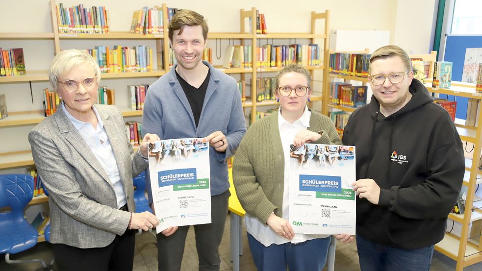 Werben für den Schülerpreis des Heimatbundes Oldenburger Münsterland: (von links) Manuela Honkomp, Ralf von der Assen, Kathrin Oenbrink, Nils Anhuth. Foto: Hans Passmann