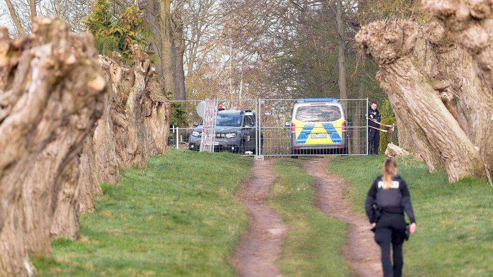 Die Polizei sperrte den Zugang zum Ufer der Insel Poel ab. Foto: Marcus Golejewski
