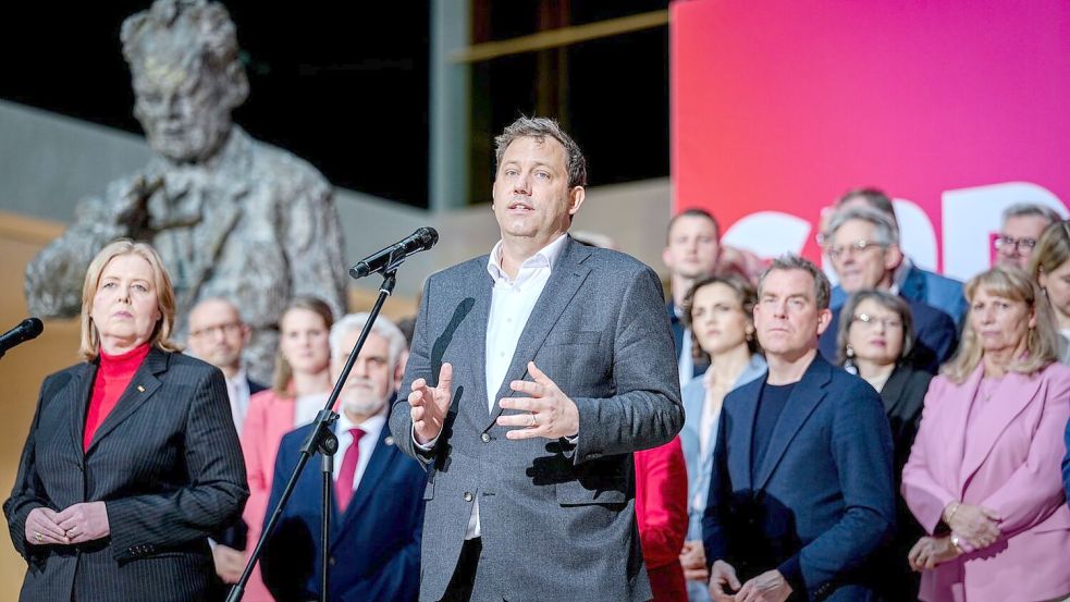 Finanzminister Lars Klingbeil will einen neuen Modell beim Ehegattensplitting vorschlagen. Foto: Kay Nietfeld/dpa