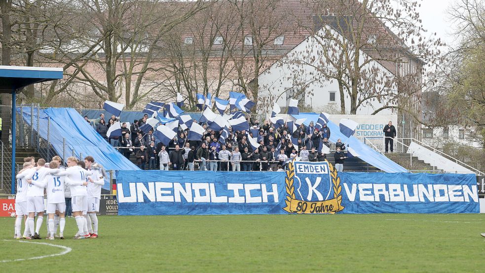 Zahlreiche Fans haben Kickers Emden nach Bremen begleitet. Foto: Doden/Emden