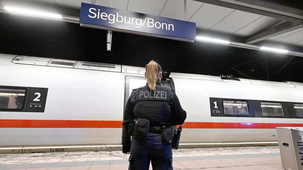 Bei der Ankunft im Bahnhof Siegburg/Bonn wurde der 20-Jährige von der Bundespolizei aus dem ICE gezogen. Foto: Roberto Pfeil