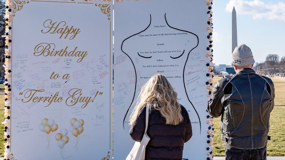 Eine Kunstinstallation zeigt eine angebliche Verbindung zwischen Epstein und Trump. (Archivbild) Foto: Alex Brandon/AP/dpa