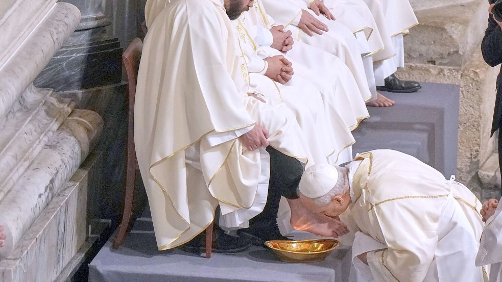 Franziskus hatte Häftlingen und auch Muslimen und Frauen die Füße gewaschen - Leo legt wieder mehr Wert auf Tradition. Foto: Andrew Medichini
