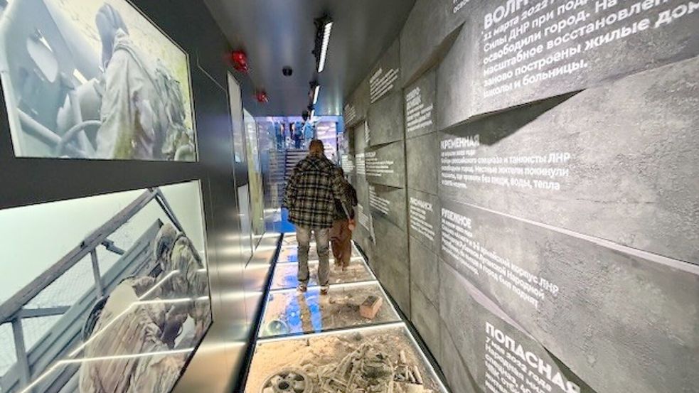 In der Ausstellung wird auch auf die im völkerrechtswidrigen Angriffskrieg eroberten ukrainischen Gebiete hingewiesen. Foto: Ulf Mauder/dpa