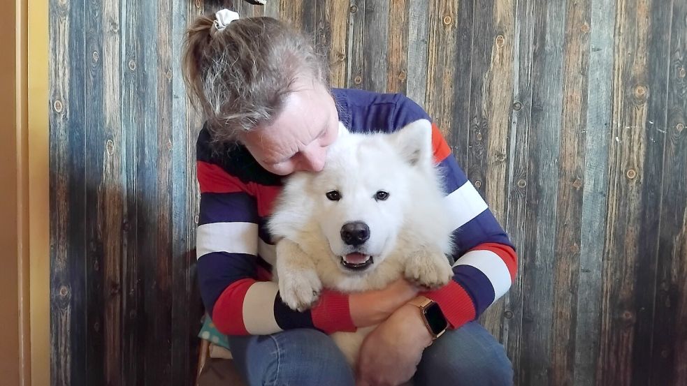 Die Rhauderfehnerin Tanja Anke Betten bangte Monate um das Leben ihres Hundes Twixi. Mit Happy End. Foto: Clarissa Scherzer