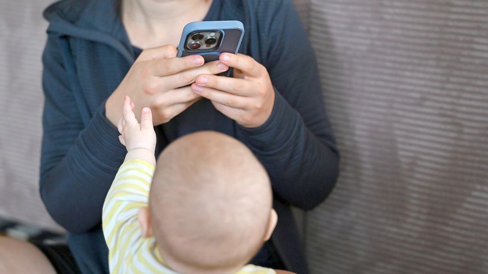 Bildschirme ziehen auch Babys oft magisch an - aber die Familienministerin warnt. (Symbolbild) Foto: Elisa Schu/dpa