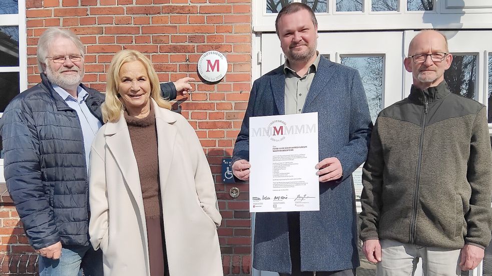 Das Fehn- und Schiffahrtsmuseum erhielt gleich zwei Exemplare des Gütesiegels. Hinrich Heselmeyer (von links), Jutta Kramer, Marcus Neumann und Renko Stamm freuen sich über die Zertifizierung ihres Museums. Foto: Clarissa Scherzer