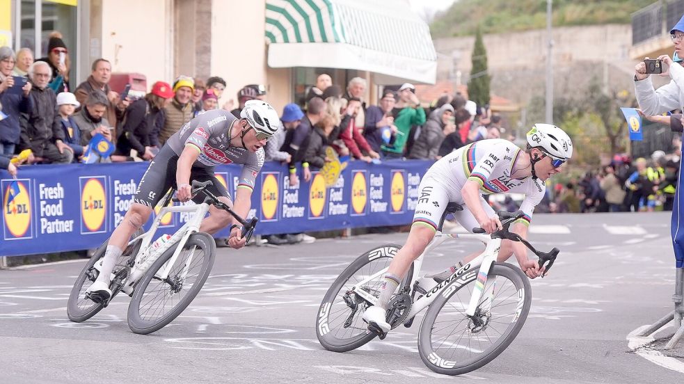 Bisher gewann van der Poel (l) zweimal in Flandern, Pogačar einmal weniger. (Archivbild) Foto: Fabio Ferrari/LaPresse/dpa