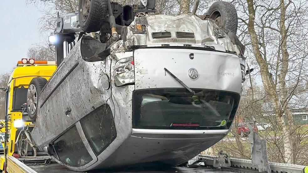 Das schwer beschädigte Auto des 23-Jährigen musste abgeschleppt werden. Foto: Feuerwehr Saterland