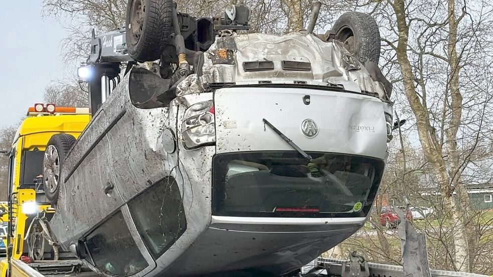 Das schwer beschädigte Auto des 23-Jährigen musste abgeschleppt werden. Foto: Feuerwehr Saterland