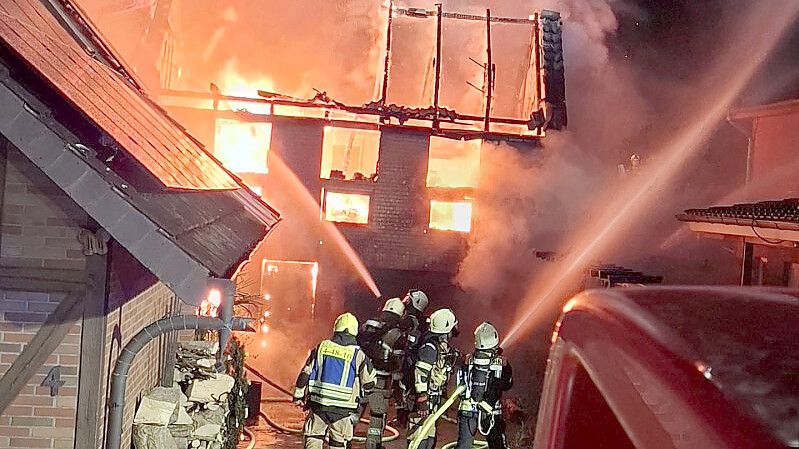 Mit Atemschutz und mehreren Strahlrohren bekämpften die Einsatzkräfte den Brand und verhinderten ein Übergreifen der Flammen auf das Wohnhaus. Fotos: Feuerwehr Cloppenburg