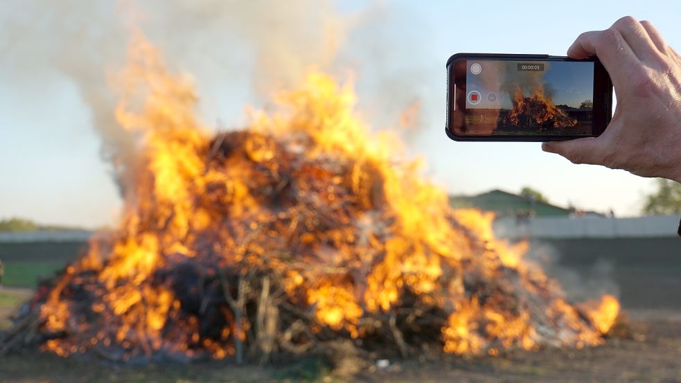 An Karsamstagabend wird in Ostfriesland am Osterfeuer gefeiert. Wir suchen die schönsten Leserfotos. Symbolfoto: Pixabay