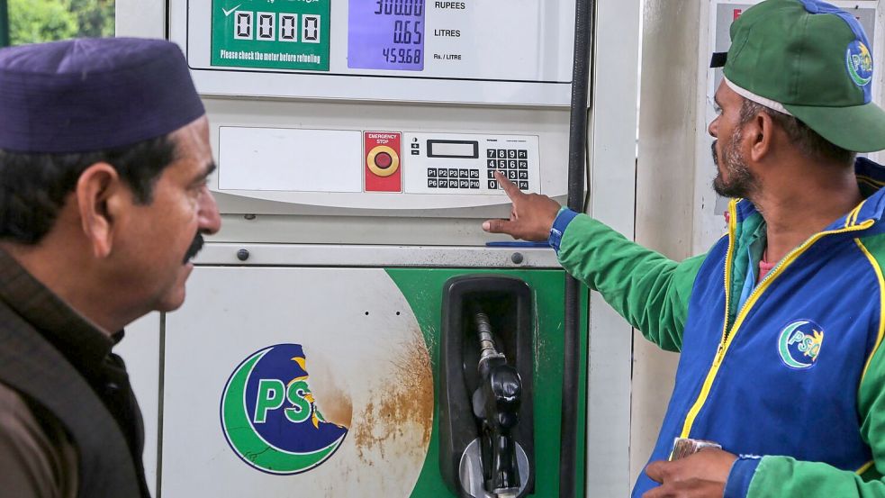 Spritpreise in Pakistan steigen wegen der Folgen des Iran-Kriegs massiv. Foto: Muhammad Sajjad