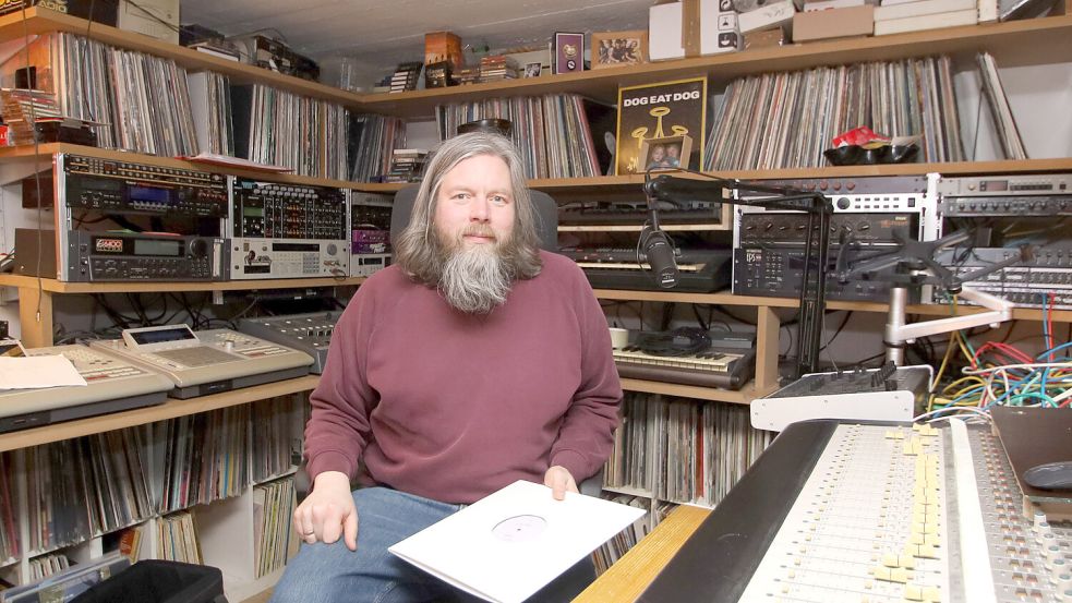 In seinem Studio produziert Albert Ruppelt selbst Musik. Aber er bringt auch Producer zueinander - zum Beispiel am Samstag in der Lagerhalle beim Beat-Battle Osnabrück gegen Münster. Foto: Thomas Wübker