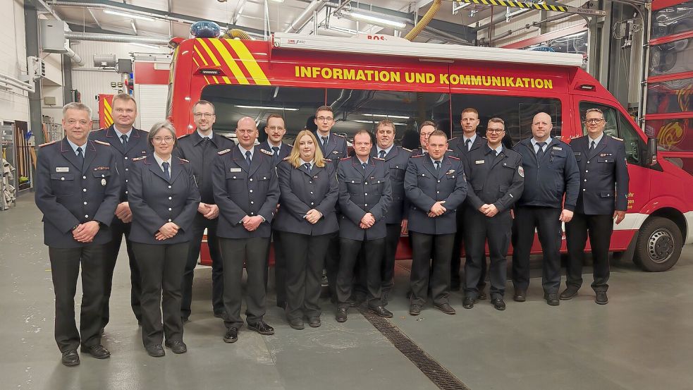 Gruppenbild nach der Gemeindekommandositzung der Feuerwehr Westoverledingen mit (von links) dem stellvertretenden Gemeindebrandmeister Joachim Lassahn, Jochen Niemand, Christina Heidelberg, Frank Eden, Andre Grünefeld, Daniel Freesemann, Sonja Marks, Hanno Leferink, Leon Hoyten, Marc Bergenthal, Dennis Kuhl, Steffen Hieronimus, Hannes Betten, Pascal Fischer, Jörg Woldenga und Gemeindebrandmeister Frank Harms. Foto: Feuerwehr/Markus Bruns
