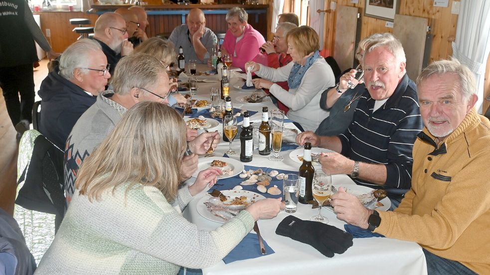 Großer Andrang beim Räucherfischessen des Heimatbunds Burlager Mühle. Foto: Holger Weers