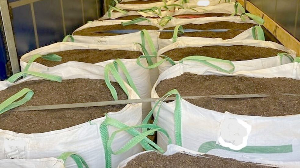 In einem vom französischen Zoll gestoppten Lastzug befand sich auf den ersten Blick nur Blumenerde. (Handout-Foto) Foto: -/Zoll Frankreich/dpa