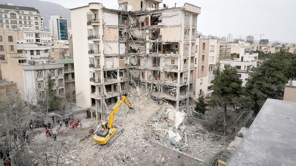 Die USA und Israel fliegen immer wieder Luftangriffe auf Ziele in Teheran. (Archivbild) Foto: Vahid Salemi/AP/dpa