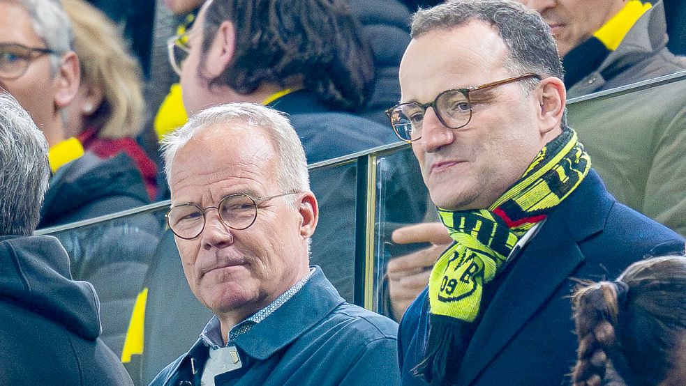 Matthias Miersch war mal Fußball-Schiedsrichter. Jens Spahn nicht. Hier sitzen die beiden im Dortmunder Westfalen-Stadion beim Spiel gegen Bayern München im Februar. Dortmund verlor mit 2:3. Foto: IMAGO/Noah Wedel